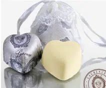 Серця в білому шоколаді з начинкою